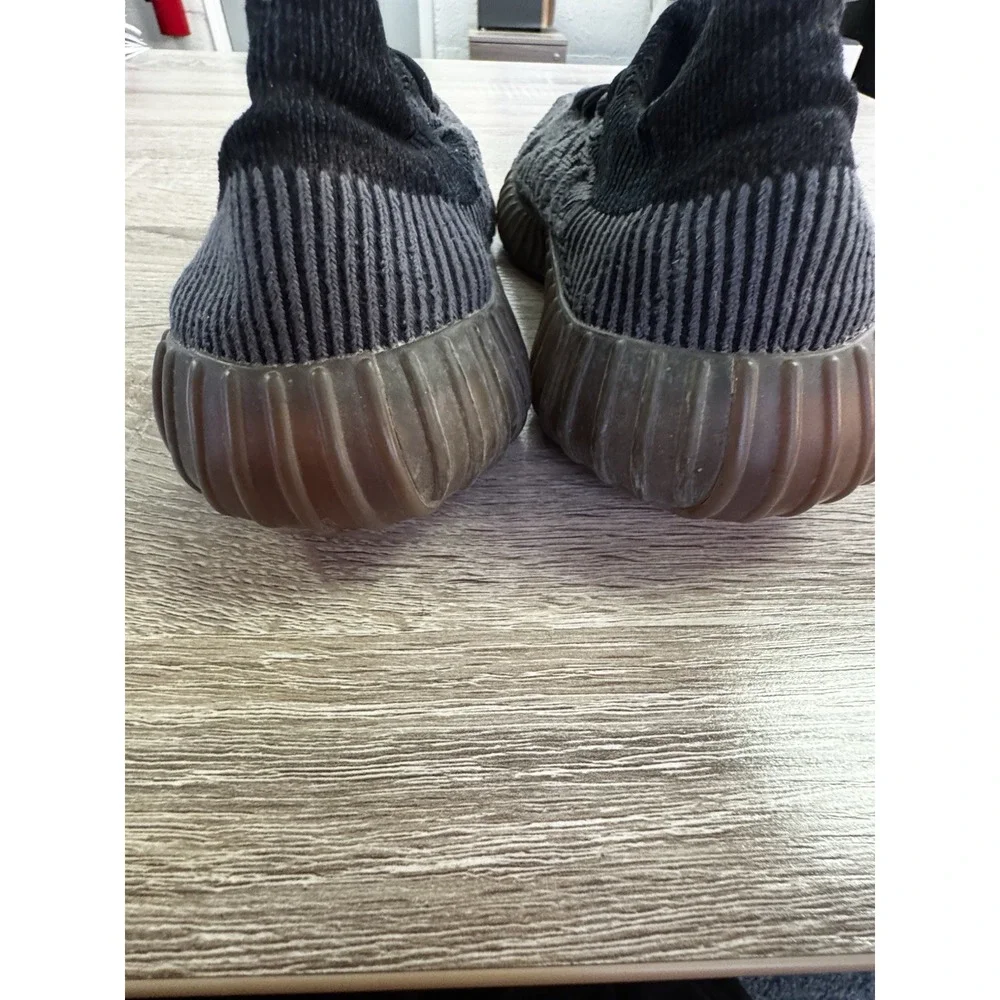 Men's Yeezy Boost 350 V2 Good Condition Size 10 SB22